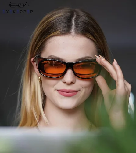 Vista 3 de Eyekepper Paquete de 2 lentes de bloqueo de luz azul que se ajustan sobre anteojos de computadora
