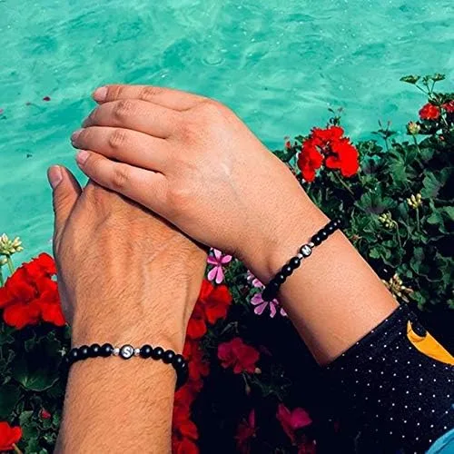 Vista 3 de XIA YAN Pulseras de cuentas de letras hechas a mano de ónice negro y howlita blanca de 0.236in para mujeres y hombres, pulseras iniciales, regalos
