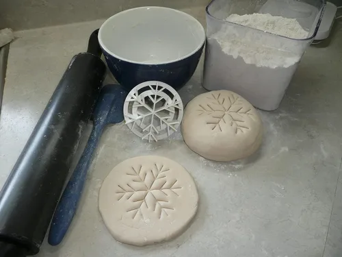 Vista 5 de YNGLLC Sello de pan dulce mexicano con patrón de copos de nieve, hecho en Estados Unidos, PR4396, color blanco