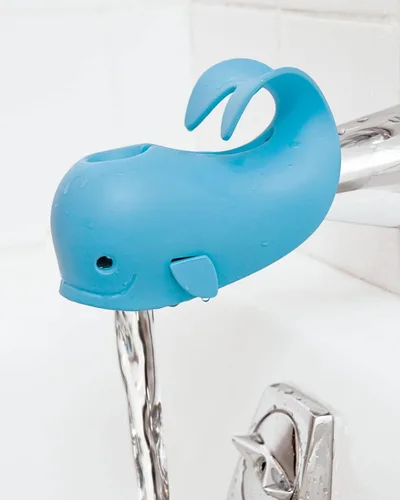Vista 5 de Skip Hop Cubierta para boquilla de baño para bebé, ajuste universal, color azul MOBY