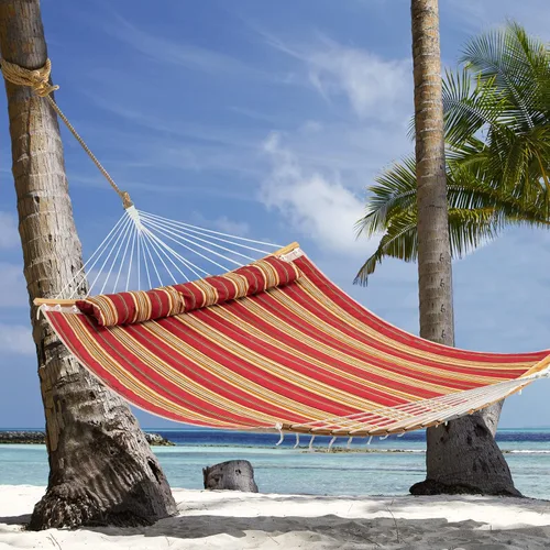 Vista 11 de Giantex Hamaca con almohada desmontable para colgar al aire libre, hamaca de patio con barra separadora de bambú curvada, cadena de acero, hamacas