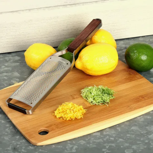Vista 5 de Microplane Master Series - Rallador de queso de hoja fina con mango de madera y marco de acero inoxidable