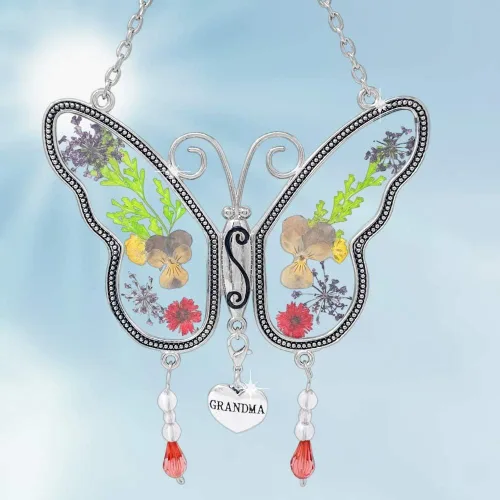 Vista 3 de Mariposa de la abuela que atrapa el sol con alas de flores a presión incrustadas en vidrio con borde de metal. Encanto del corazón de la abuela.