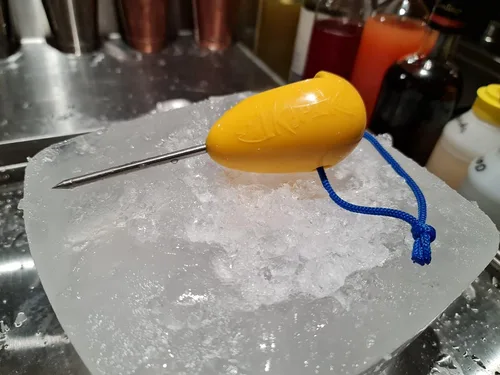 Vista 6 de Ice Pick - Estaca de acero inoxidable con cubierta protectora sin BPA. Agarre de plástico y abridor de botellas. (canario)