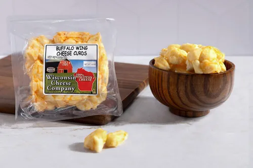 Vista 4 de Wisconsin Cheese Company - Caja de regalo de palitos de carne y cuajada de queso de Wisconsin - 100% queso famoso y fresco de Wisconsin y palitos