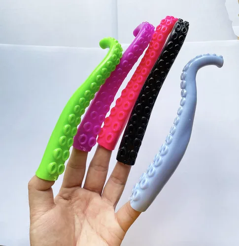Vista 6 de 10 marionetas de dedo de tentáculo de pulpo, colores surtidos