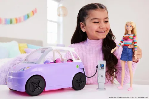 Vista 2 de Accesorios para Muñeca Barbie, Vehículo Eléctrico de Juguete con Estación de Carga, Enchufe y Techo Solar, Vehículo Convertible Morado de 2 Asientos