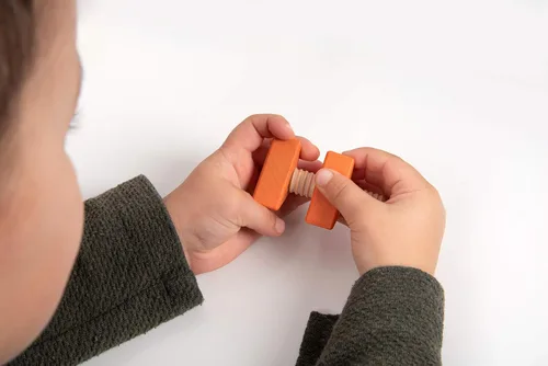 Vista 15 de tickit Juego de 14 tuercas y pernos de madera arcoíris, formas y colores a juego