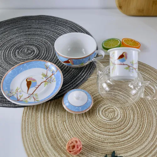 Vista 6 de Juego de té para uno, tetera de vidrio con infusor de porcelana y colador y taza y platillo, patrón de pájaro feliz (azul)