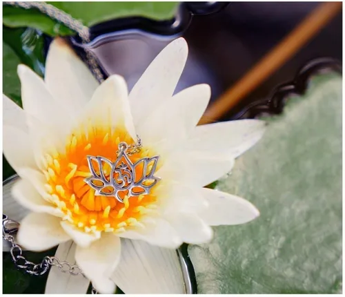 Vista 6 de quan jewelry Collar con colgante de flor de loto de yoga con símbolo Om, ideas de regalos de feliz cumpleaños para mamá, hija, mujer, con cita