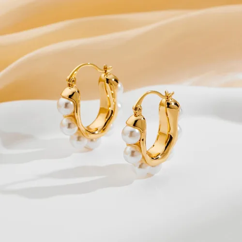 Vista 5 de Aretes de aro de perlas para mujer, chapados en oro de 14 quilates, aretes de perlas ligeras de perlas blancas, aretes gruesos