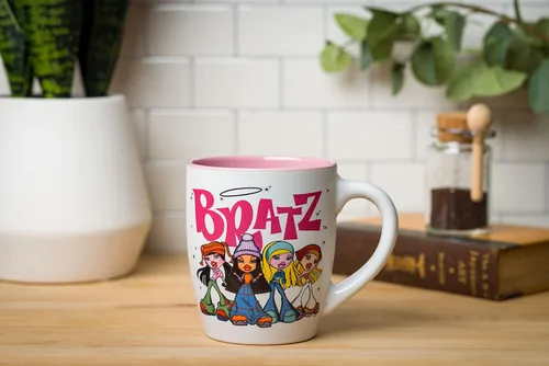 Vista 6 de Silver Buffalo Bratz Logo and Group - Taza de cerámica curvada, 25 onzas