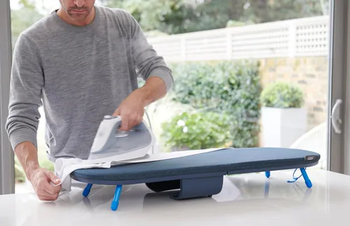 Vista 6 de Joseph Joseph Pocket Plus - Tabla de planchar compacta plegable para ahorrar espacio con soporte para plancha y montaje en pared, Azul/Negro