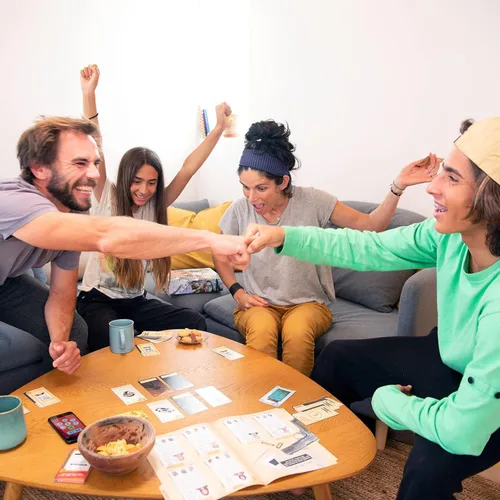 Vista 6 de Juego de cartas Epic Adventures: aventura cooperativa inspirada en la sala de escape, divertido juego familiar para niños y adultos, a partir de 10