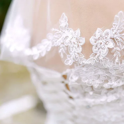 Vista 3 de Unsutuo Velo de boda marfil con apliques de encaje cortos para novia, longitud al hombro, velo de tul nupcial con peine para mujeres y niñas