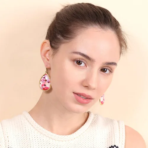 Vista 2 de Bonaluna Aretes de lágrima de madera boho chic con diseño multipatrón y marco de metal chapado en oro para mujer