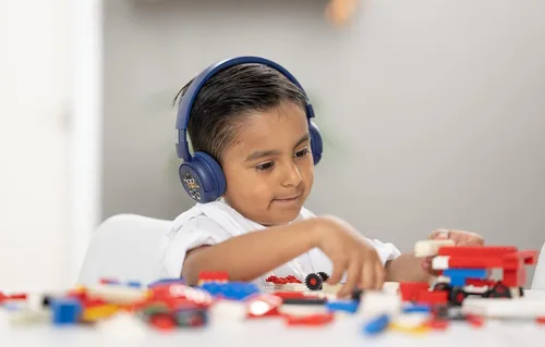 Vista 8 de BuddyPhones POP Fun Auriculares plegables Bluetooth para niños + micrófono, funciona con cable o inalámbrico, limitación de volumen SafeAudio