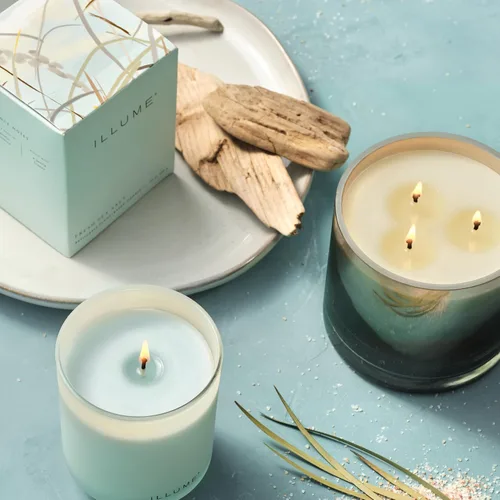 Vista 8 de Illume Beautifully Done Essentials Fresh Sea Salt Lata de tocador con aroma a vela