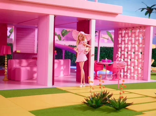Vista 4 de Barbie: El paquete de moda de la película con tres trajes y accesorios icónicos de la película (HPK01)