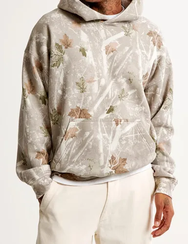 Vista 2 de Labolliy Sudaderas con capucha de camuflaje de gran tamaño para mujer, estampado de hojas de arce, sudadera de forro polar de manga larga