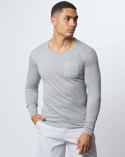 Vista 2 de Real Essentials Paquete de 3 Camiseta deportiva de algodón de manga larga con cuello redondo y bolsillo para hombre