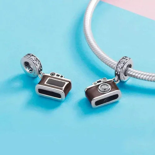 Vista 2 de Abalorio de viaje de plata de ley 925 con diseño de cámara para pulsera y collar.