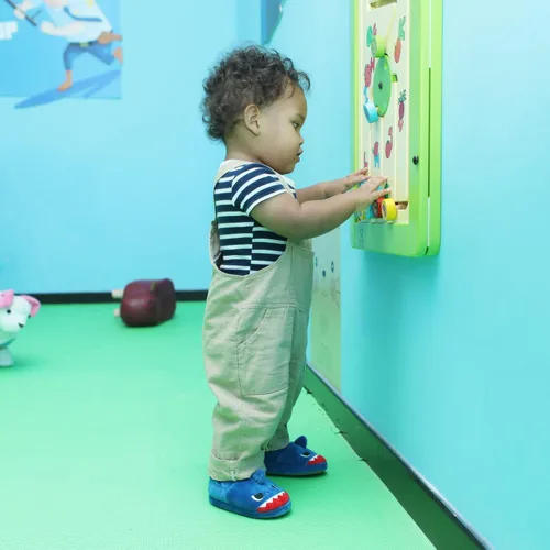 Vista 2 de KAKU NANU Pantuflas para niños pequeños con dibujos animados de animales, para niñas y niños, cálidas, de forro polar, para el hogar