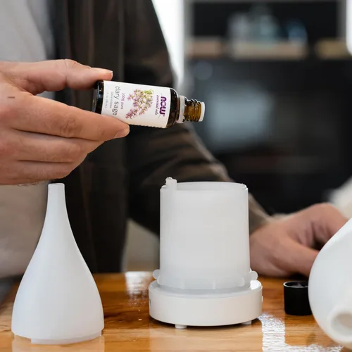Vista 6 de NOW Aceites esenciales, aceite de salvia clara, aroma enfocado de aromaterapia, destilado al vapor, 100% puro, vegano, tapa resistente a los niños