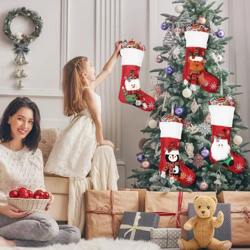 Vista 3 de COOLWUFAN Paquete de 4 medias de Navidad de 19 pulgadas con copo de nieve, Papá Noel, muñeco de nieve, reno, pingüino y felpa de piel sintética