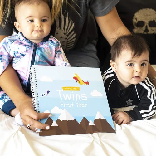 Vista 5 de Twins - Libro de recuerdos de tapa dura para el primer año, edición de aviones Álbum de fotos de diario e hitos para bebés recién nacidos Idea