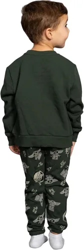 Vista 4 de Star Wars Yoda Grogu The Cuteness is Strong en este conjunto de sudadera y pantalones verdes