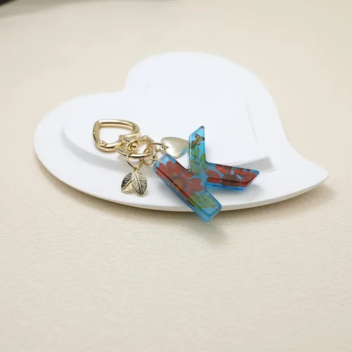 Vista 3 de Glow in the Dark Flower Alphabet Initial Letter Keychain, Resins Key Chains for Car Keys Bag Backpack Charm
