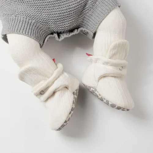 Vista 2 de Botines de forro polar para bebés, niños y niñas, pantuflas antideslizantes con agarre suave, zapatos de calcetín para recién nacidos, cuna