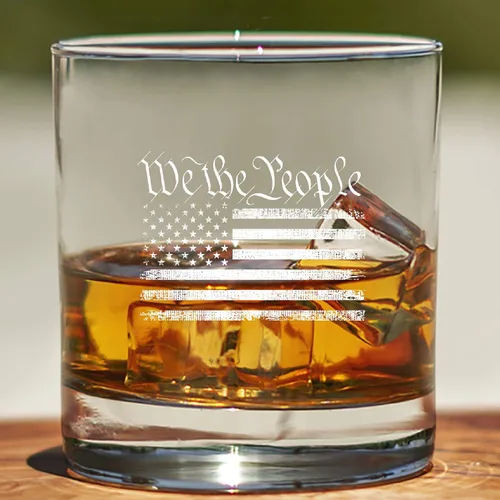 Vista 4 de Lucky Shot - We The People - Vaso de whisky con la bandera estadounidense Constitución de los Estados Unidos Regalo de copa de vino patriótica
