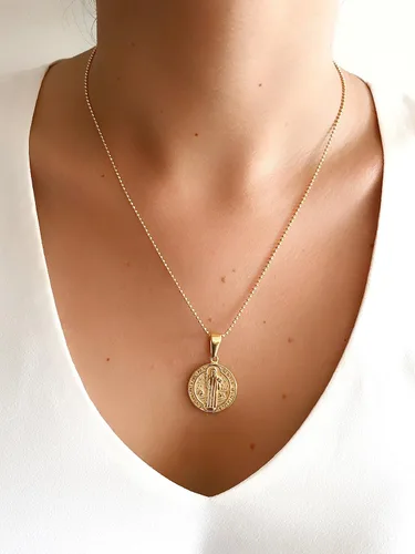Vista 4 de LESLIE BOULES Medalla de protección de San Benito de oro chapado en 18 quilates, joyería religiosa, Latón