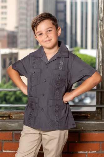 Vista 3 de Camisa mexicana cubana de Guayabera para niño, cuatro bolsillos, manga corta, clásica, bordada, tradicional, para bautizo, camisa informal relajada