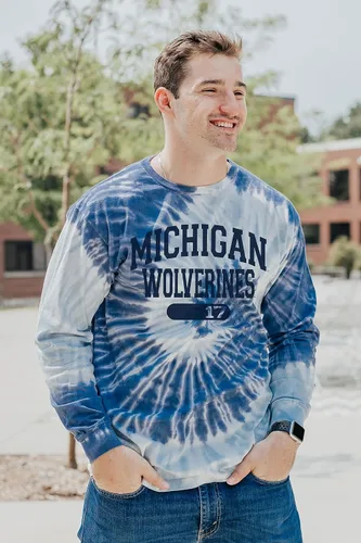Vista 22 de Blue 84 Camiseta de manga larga con licencia oficial de la NCAA para mujer, teñido anudado