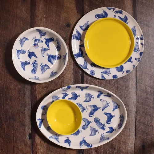 Vista 3 de Vintage Chickens - Plato ovalado pequeño, cerámica americana hecha a mano, azul/blanco