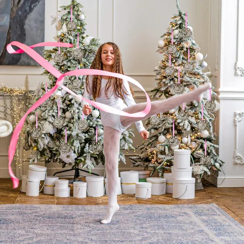 Vista 4 de Roowest 6 piezas de adorno de bailarina de ballet de Navidad, decoración redonda de bailarina, adorno colgante de acrílico con cintas rosas