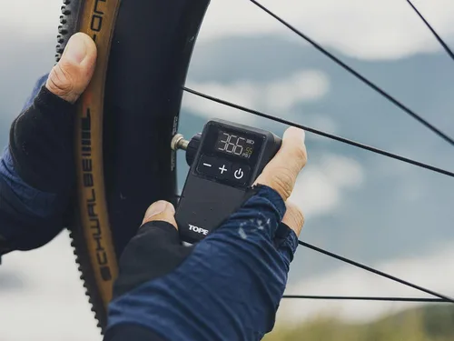 Vista 2 de Topeak E-Booster Digital Mini - Bomba eléctrica portátil para bicicleta