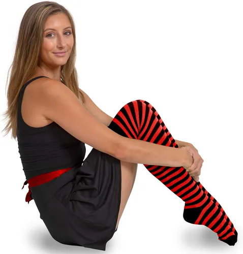 Vista 4 de Skeleteen Calcetines negros y rojos, por encima de la rodilla, a rayas, muslo alto, accesorios para disfraz, medias para hombres, mujeres y niños