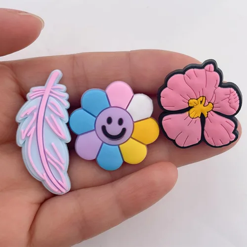 Vista 2 de 30, 50, 100 piezas de dijes de zapatos de dibujos animados al azar para niñas y niños, accesorios para pulsera, sandalias y regalos