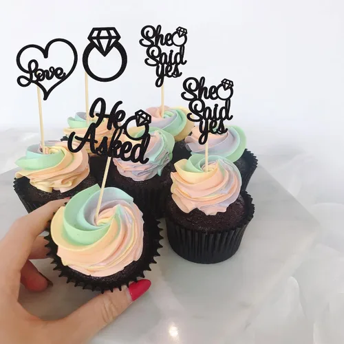 Vista 4 de Gyufise Paquete de 24 adornos para cupcakes con purpurina negra con la frase "He Asked She Said Yes" para cupcakes, anillos de corazón con purpurina