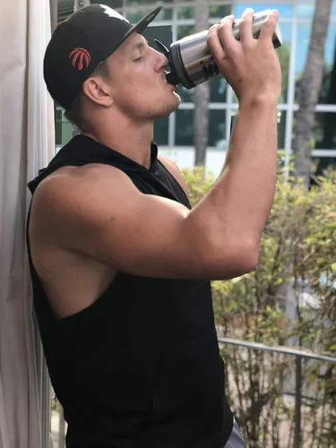 Vista 7 de Ice Shaker Botella agitadora de 26 onzas, botella de agua de acero inoxidable y mezclador de proteínas, negro + accesorio infusor de frutas