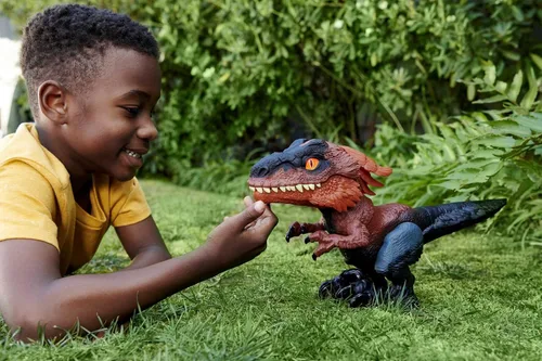 Vista 2 de Jurassic World Dominion Uncaged Ultimate Pyroraptor Dinosaur Toy - Figura de acción con movimiento y sonido interactivos