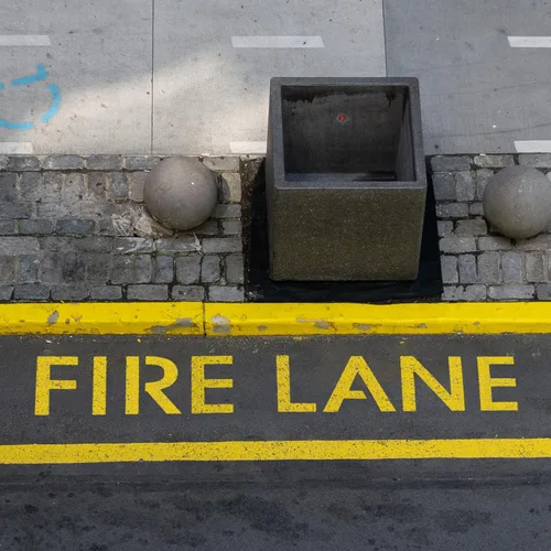 Vista 6 de Tinlade Plantillas de carril de incendios de letras sin estacionamiento de 4 pulgadas para bordillos de estacionamiento, plantillas de pintura