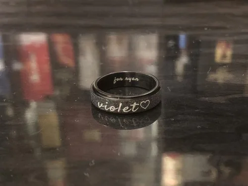 Vista 4 de YUOTO Anillos giratorios personalizados para hombres con texto personalizado. Anillo giratorio personalizado y grabado para mujeres. Anillos