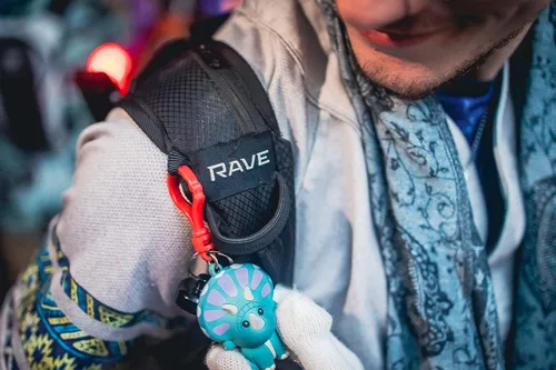 Vista 7 de RAVERUNNER Mochila de hidratación antirrobo Mochila rave aprobada por festivales para asistentes a conciertos, mochila de agua para festivales sin
