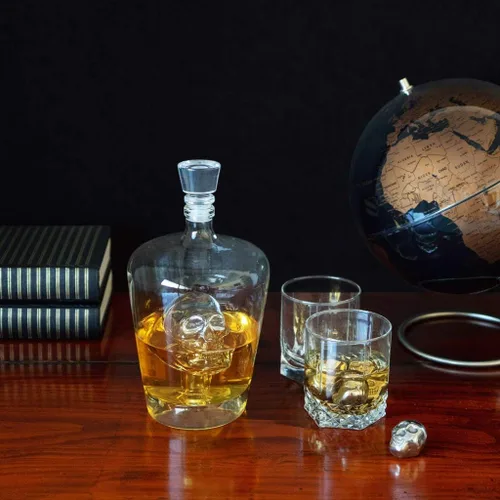 Vista 9 de Balvi - Decantador de whisky venenoso. Botella de licor de 1L (33-3/4 onzas) de capacidad. Tiene una calavera dentro. Hecho de vidrio.
