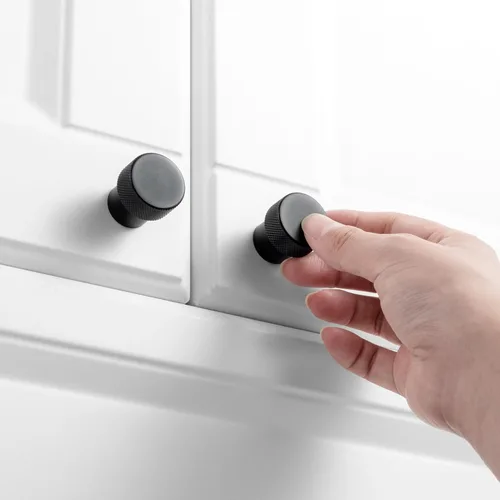 Vista 3 de Koofizo - Paquete de 10 tiradores de gabinete estriados para armario, manija negra para muebles (1.1 pulgadas/28 mm), herrajes sólidos K22